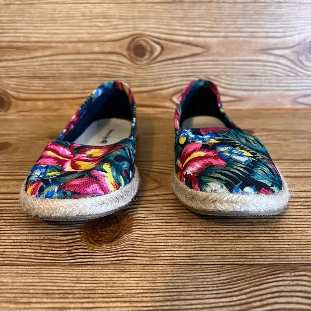 American Eagle Size 6.5 Floral Slip On Canvas Flat Shoes Closed Toe